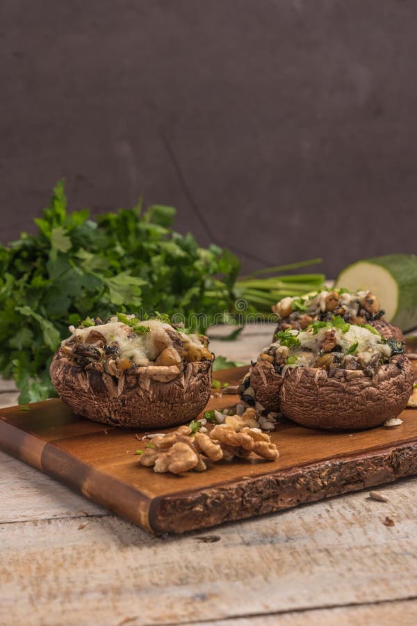 Chapeaux de champignon bourrés des légumes et du fromage photo libre de droits Chapeaux de champignon bourrés des légumes et du fromage photo libre de droits