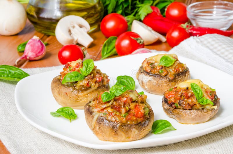Chapeaux de champignon bourrés des légumes et du fromage images libres de droits Chapeaux de champignon bourrés des légumes et du fromage images libres de droits