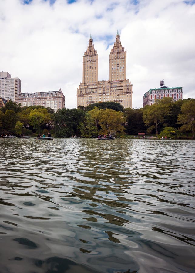 Chapeaux en paille au lac dans le Central Park, New York photographie stock Chapeaux en paille au lac dans le Central Park, New York photographie stock