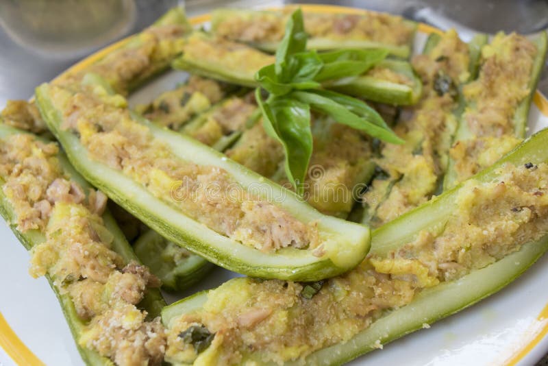 Chapelure de courgette et parmesan bourrés image stock Chapelure de courgette et parmesan bourrés image stock