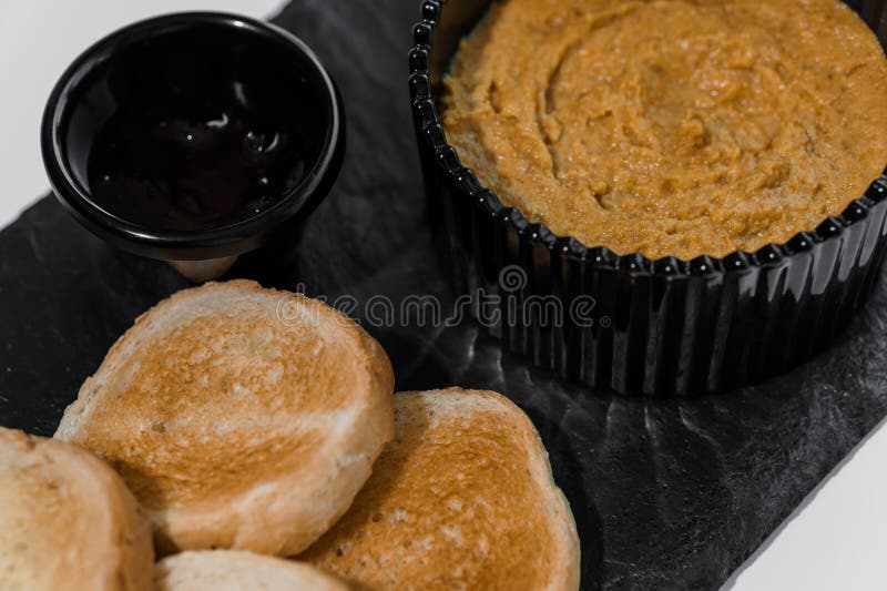 Chapotear con salsa y croutons sobre una tabla negra en un fondo blanco imágenes de archivo libres de regalías