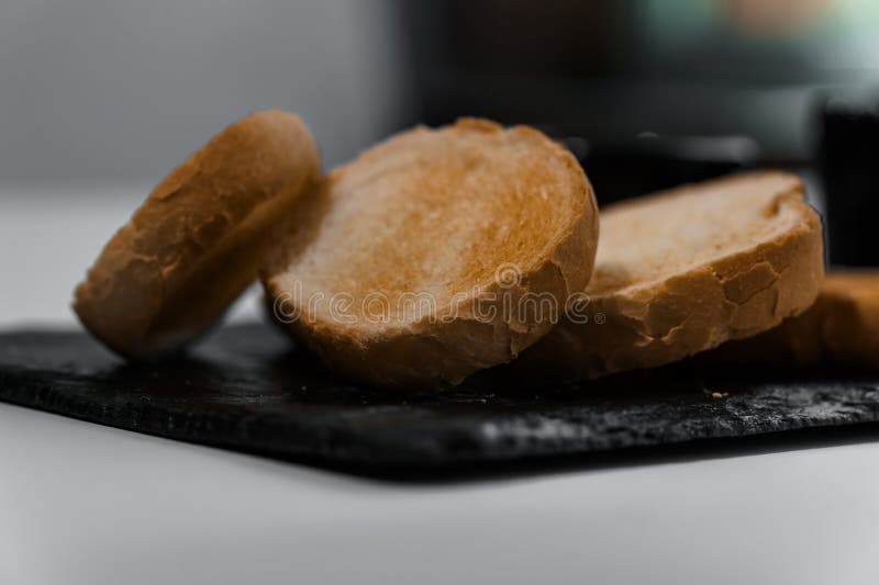 Chapotear con salsa y croutons sobre una tabla negra en un fondo blanco imágenes de archivo libres de regalías