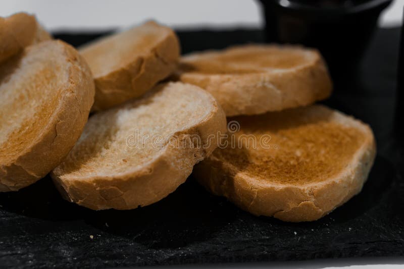 Chapotear con salsa y croutons sobre una tabla negra en un fondo blanco imagen de archivo