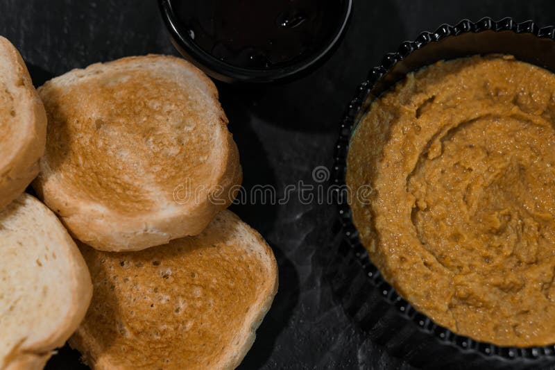 Chapotear con salsa y croutons sobre una tabla negra en un fondo blanco imagen de archivo