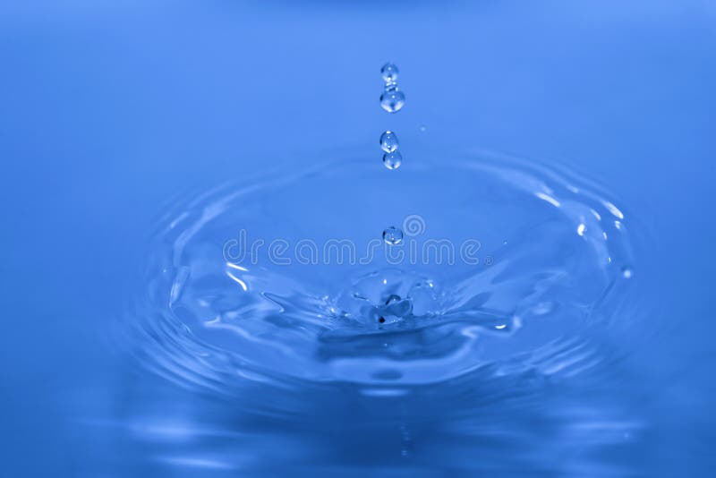 Chapoteo abstracto del agua azul