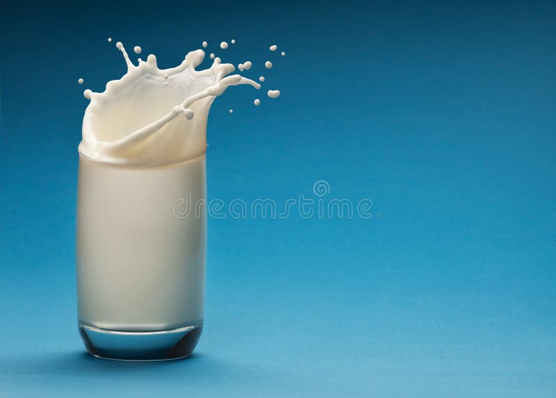 Chapoteo de la leche del vidrio imagen de archivo