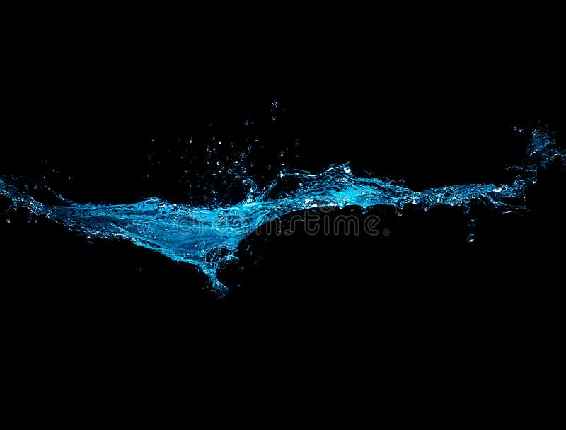 Chapoteo del agua azul aislado en fondo negro