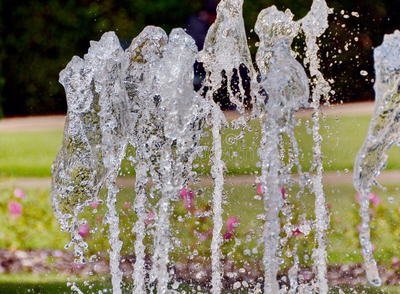Chapoteo del agua en la fuente fotografía de archivo libre de regalías Chapoteo del agua en la fuente fotografía de archivo libre de regalías