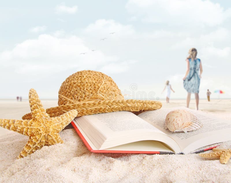 Chapéu de palha, livro e seashells na areia foto de stock Chapéu de palha, livro e seashells na areia foto de stock