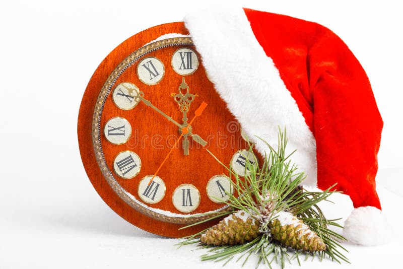 Chapéu de Santa Claus, pulso de disparo e árvore de Natal isolada no fundo fotos de stock Chapéu de Santa Claus, pulso de disparo e árvore de Natal isolada no fundo fotos de stock