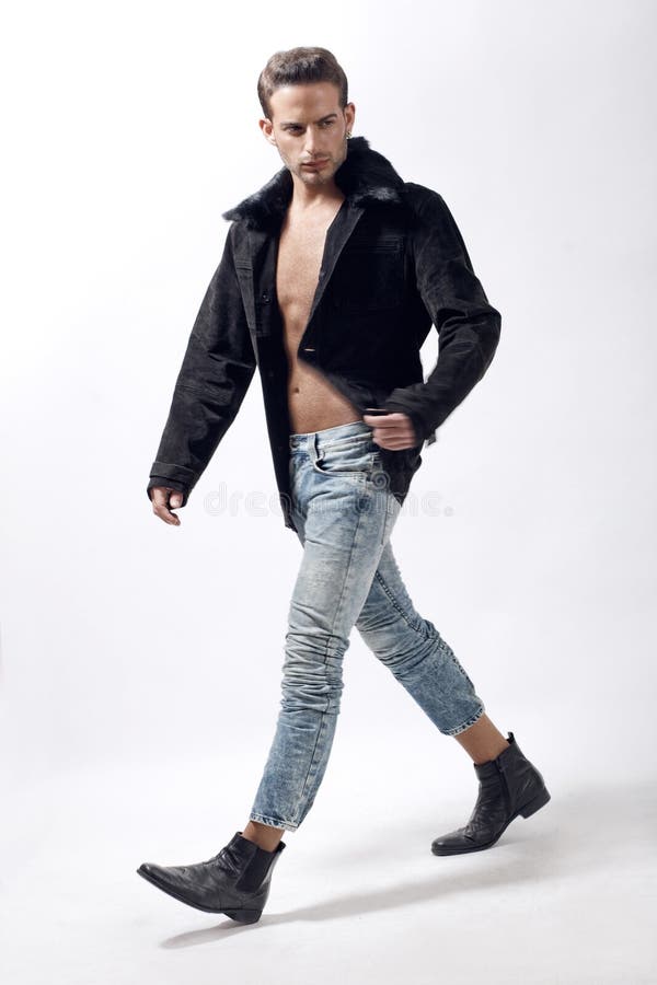 Chaqueta modelo masculina joven del invierno que desgasta imagen de archivo libre de regalías Chaqueta modelo masculina joven del invierno que desgasta imagen de archivo libre de regalías