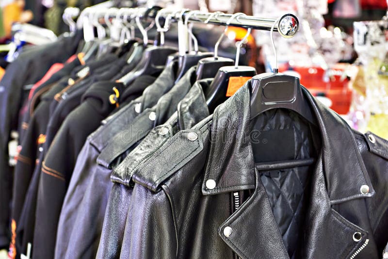 Chaquetas De Cuero De Moto En Tienda Foto archivo - Imagen roca, ropas: 216688080