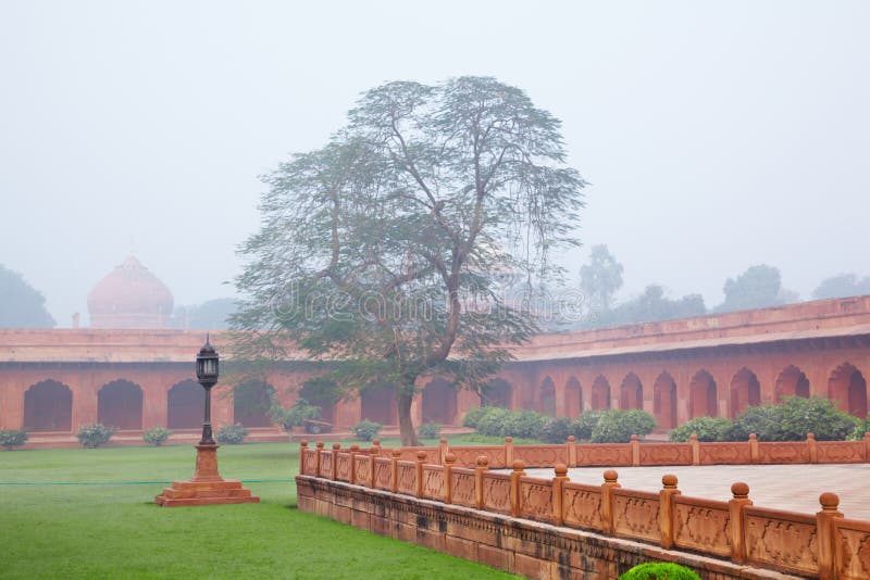 Charbagh lub Mughal ogród w ranek mgle zdjęcia stock Charbagh lub Mughal ogród w ranek mgle zdjęcia stock