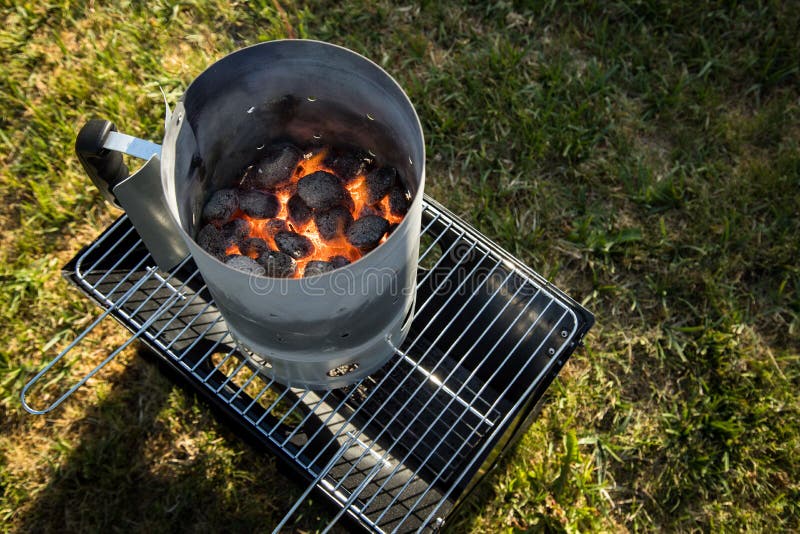 Charbon De Charbon De Bois Grill Brûlant Dans Les Flammes Avec Feu