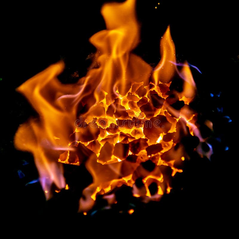 Charbons de forgerons brûlant pour le travail de fer, janvier 2019 photo stock Charbons de forgerons brûlant pour le travail de fer, janvier 2019 photo stock