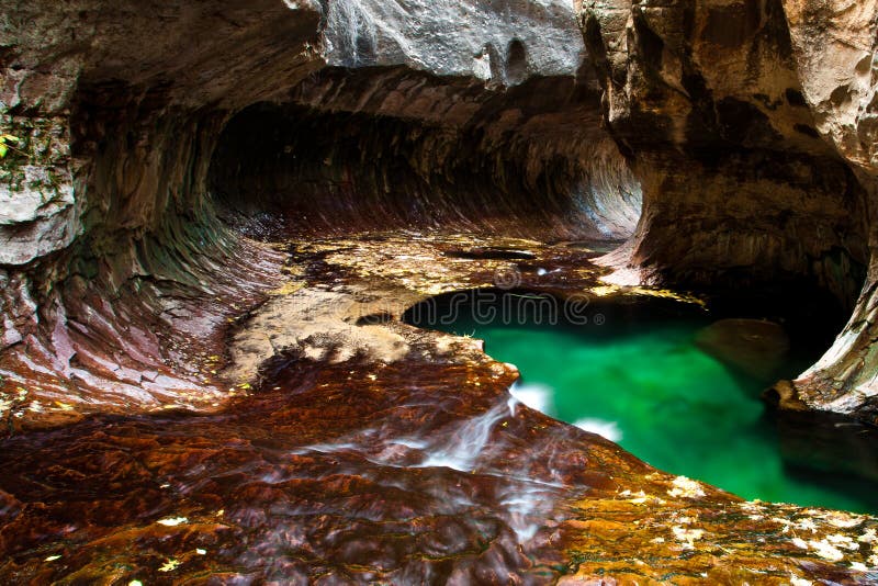 Charca verde en la cueva imágenes de archivo libres de regalías Charca verde en la cueva imágenes de archivo libres de regalías