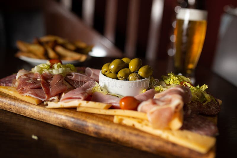 Charcuteripapp med salami pepperoni skinka, ost och grönsaker royaltyfri bild
