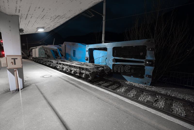 Charge Lourde Et Large De Transformateur électrique Sur Un Train Spécial  Roulé Et écrasé à Côté De La Voie Ferrée. Urgence Et Mauv Photo stock -  Image du urgence, former: 265895176