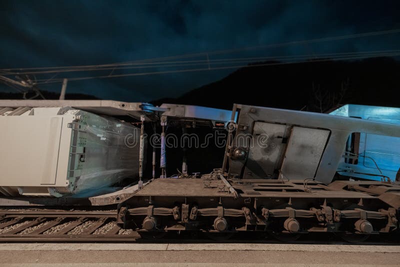 Charge Lourde Et Large De Transformateur électrique Sur Un Train Spécial  Roulé Et écrasé à Côté De La Voie Ferrée. Urgence Et Mauv Photo stock -  Image du urgence, former: 265895176