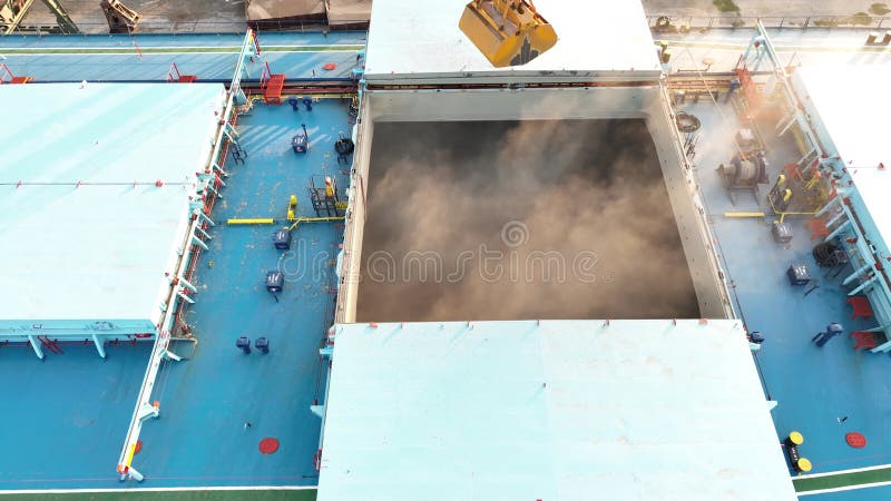 Chargement de cargaison sèche de blé par grues dans le port. banque de vidéos