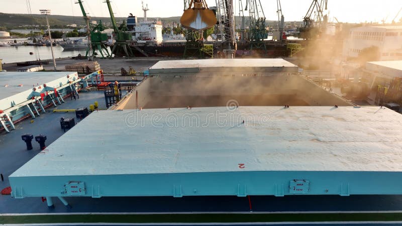 Chargement de la cargaison sèche de blé par grues dans le port. banque de vidéos