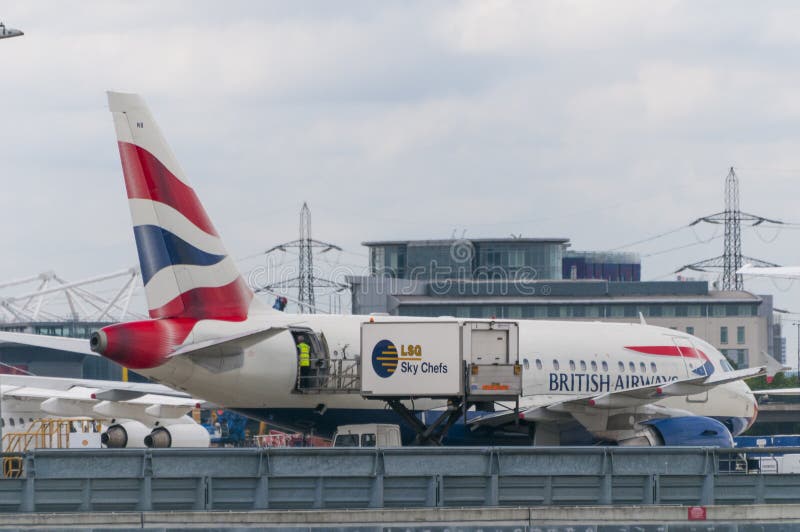 Chargement de restauration d'avion dans l'aéroport de ville de Londres photo stock Chargement de restauration d'avion dans l'aéroport de ville de Londres photo stock