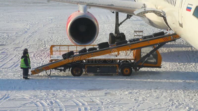 Chargement des bagages dans l'avion Kazan, Tatarstan