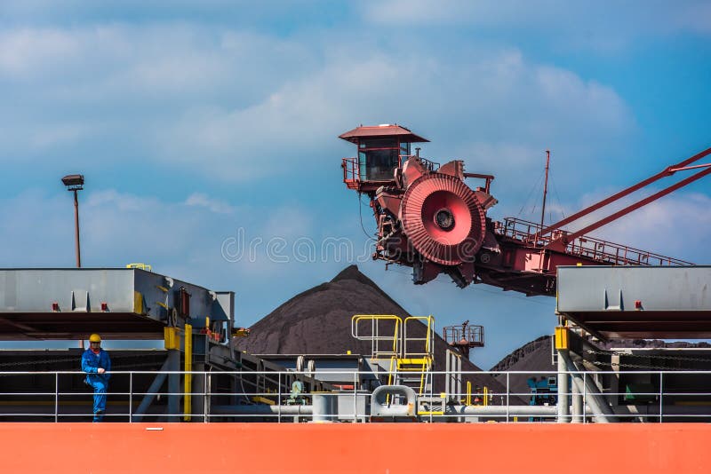 Chargeuse noire de grue de charbon photos libres de droits Chargeuse noire de grue de charbon photos libres de droits