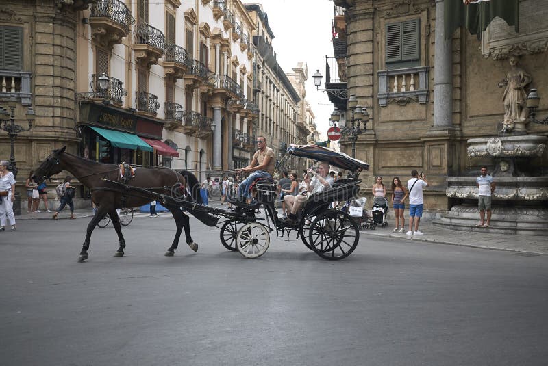Chariot avec le cheval images libres de droits Chariot avec le cheval images libres de droits