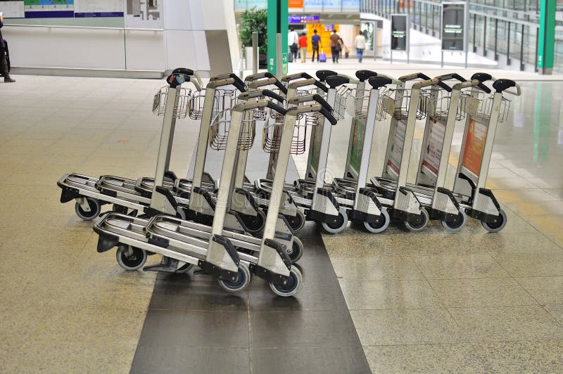 Chariot de bagage à l'aéroport de Hong Kong image stock Chariot de bagage à l'aéroport de Hong Kong image stock