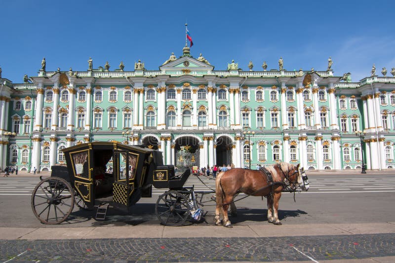 Chariot de cheval sur la place de palais et le musée d'ermitage, St Petersbourg, Russie