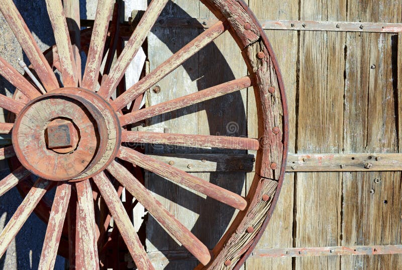 Chariot En Bois De Vintage Et Roue Spoked Photo stock Image du