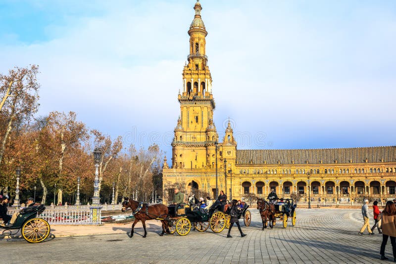 Chariot typique de cheval pour la place de l'Espagne de transport ou la Plaza de Espana de touristes en Séville photographie stock libre de droits Chariot typique de cheval pour la place de l'Espagne de transport ou la Plaza de Espana de touristes en Séville photographie stock libre de droits