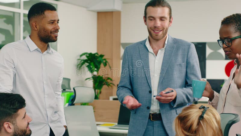 Charismatique femme noire et d'autres directeurs de bureau et ouvrier ont une réunion dans la matinée analysant un travail à banque de vidéos