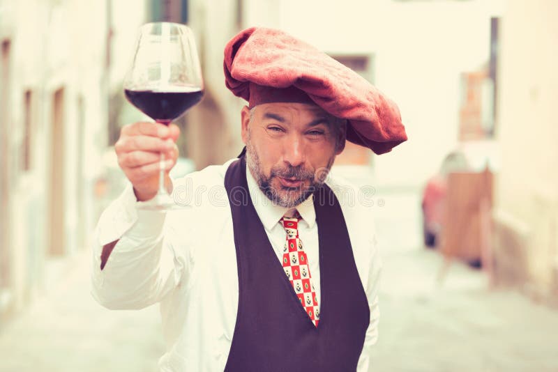 Charismatischer Weinzüchter mit Glas Wein lizenzfreie stockfotos Charismatischer Weinzüchter mit Glas Wein lizenzfreie stockfotos