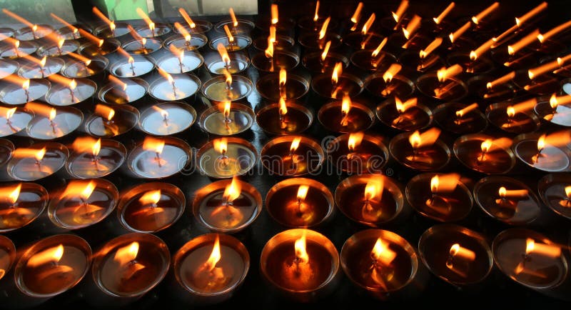 charity Rezando velas em um monastério em Butão fotografia de stock royalty free charity Rezando velas em um monastério em Butão fotografia de stock royalty free