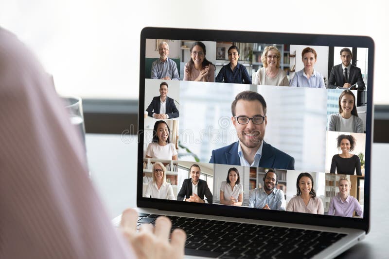 Charla de los empleados en una conferencia por webcam con diversos colegas