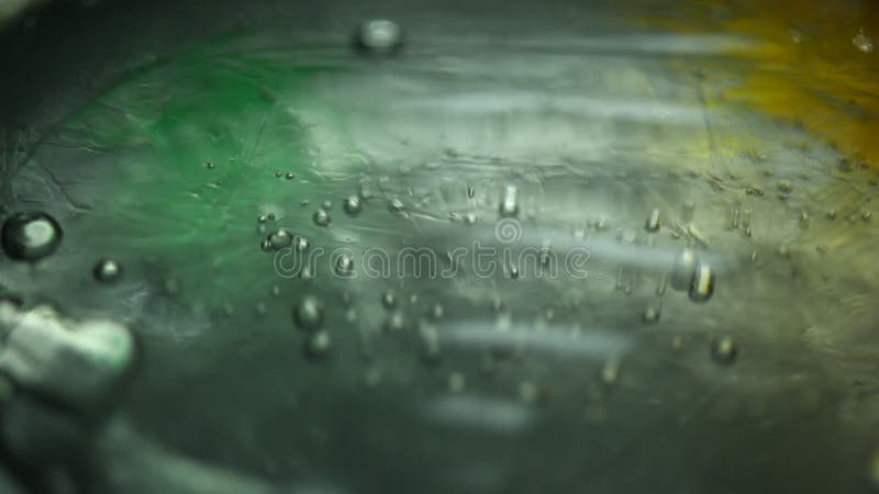 Charlas del agua en el vidrio