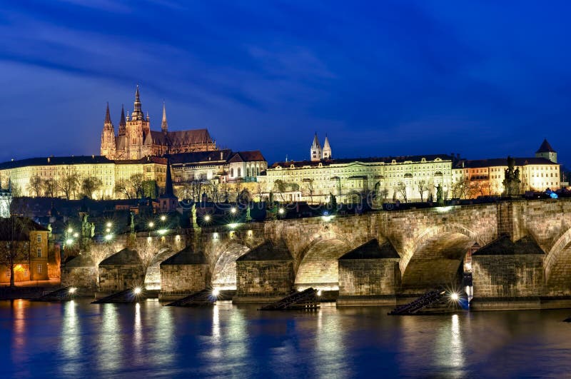 Charles Bridge bij Nacht royalty-vrije stock afbeelding Charles Bridge bij Nacht royalty-vrije stock afbeelding