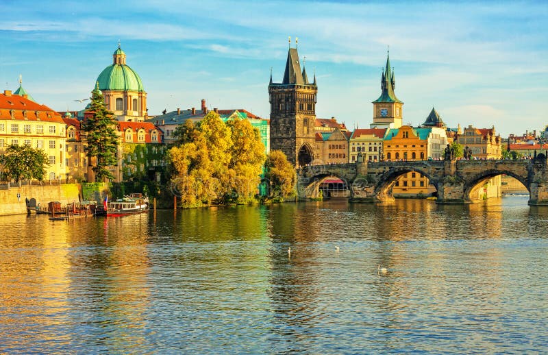 Charles Bridge et architecture de la vieille ville à Prague images stock Charles Bridge et architecture de la vieille ville à Prague images stock