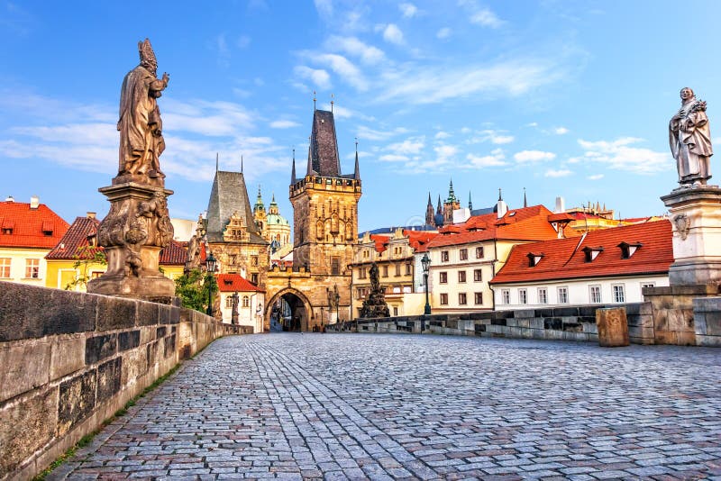 Charles Bridge Famoso Sopra Il Fiume Della Moldava A Praga ...