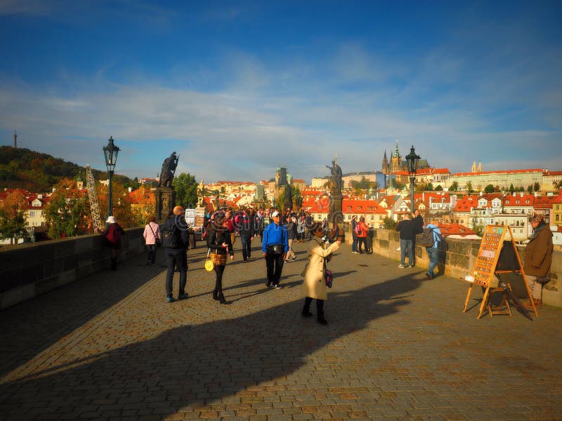 Charles Bridge, historiskt monument romantiskt går genom natten Prag längs Vltava-floden med intressanta färger, nattfärger,. Nattbilden av Prag är mycket trevlig, romantisk går genom natten Prag längs Vltava-floden med intressanta färger, nattfärger, resa i Europa, naturen, landskapet