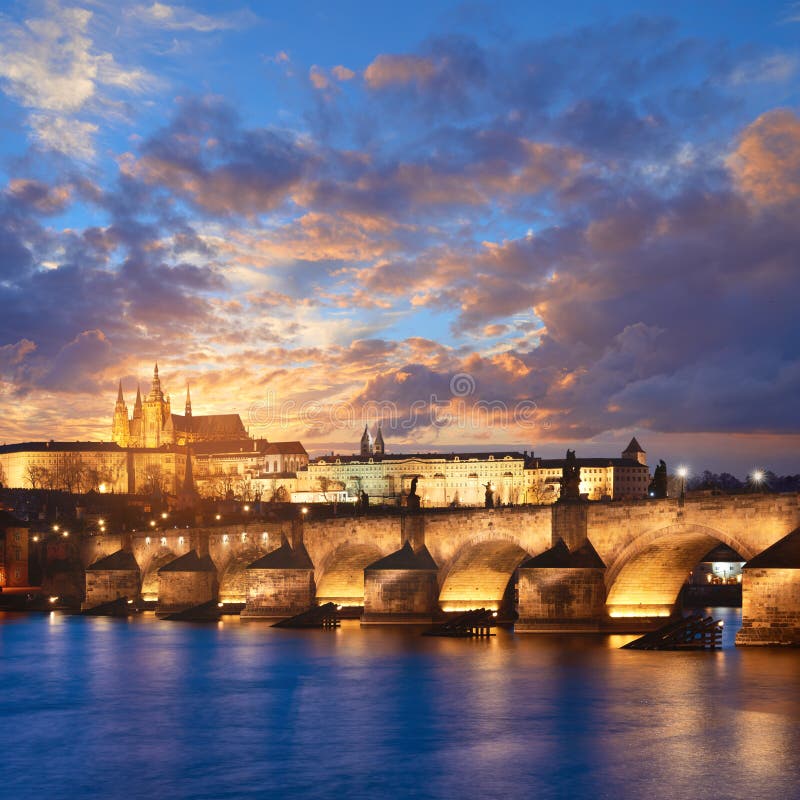 Charles Bridge illuminato è riflesso presto nel fiume della Moldava dentro immagini stock libere da diritti Charles Bridge illuminato è riflesso presto nel fiume della Moldava dentro immagini stock libere da diritti