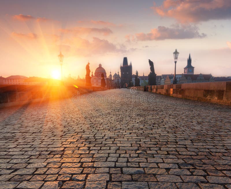Charles Bridge Karluv Most et la vieille ville dominent pendant le lever de soleil étonnant quand la brume se produisent Vue de c photographie stock libre de droits Charles Bridge Karluv Most et la vieille ville dominent pendant le lever de soleil étonnant quand la brume se produisent Vue de c photographie stock libre de droits