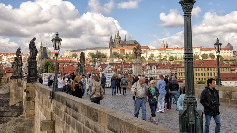 Charles Bridge llenado turístico con él es esculturas famosas, con el castillo de Praga en el fondo, Praga, República Checa fotografía de archivo libre de regalías Charles Bridge llenado turístico con él es esculturas famosas, con el castillo de Praga en el fondo, Praga, República Checa fotografía de archivo libre de regalías