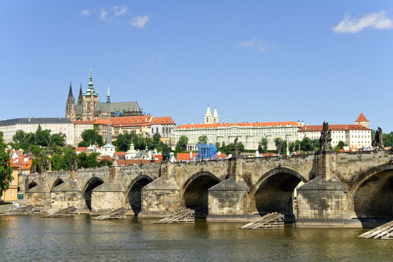 Charles bridge and St Vitus cathedral, Prage