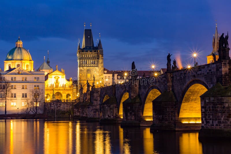 Charles Bridge (Tsjech: Karluv het meest) is een beroemde historische brug in Praag, Tsjechische Republiek stock afbeelding Charles Bridge (Tsjech: Karluv het meest) is een beroemde historische brug in Praag, Tsjechische Republiek stock afbeelding