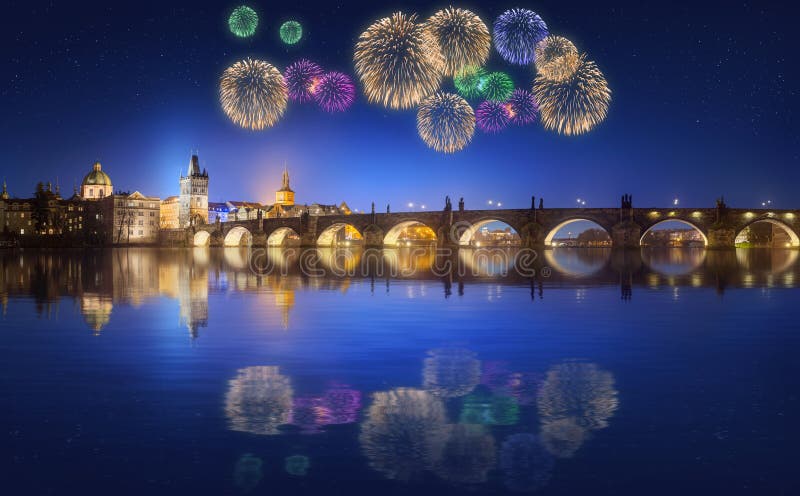 Charles Bridge und schöne Feuerwerke in Prag nachts lizenzfreie stockfotografie Charles Bridge und schöne Feuerwerke in Prag nachts lizenzfreie stockfotografie