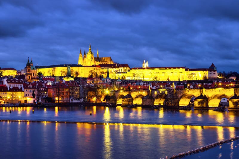 Charles Bridge über die Moldau-Fluss in Prag, Tschechische Republik nachts lizenzfreie stockbilder Charles Bridge über die Moldau-Fluss in Prag, Tschechische Republik nachts lizenzfreie stockbilder