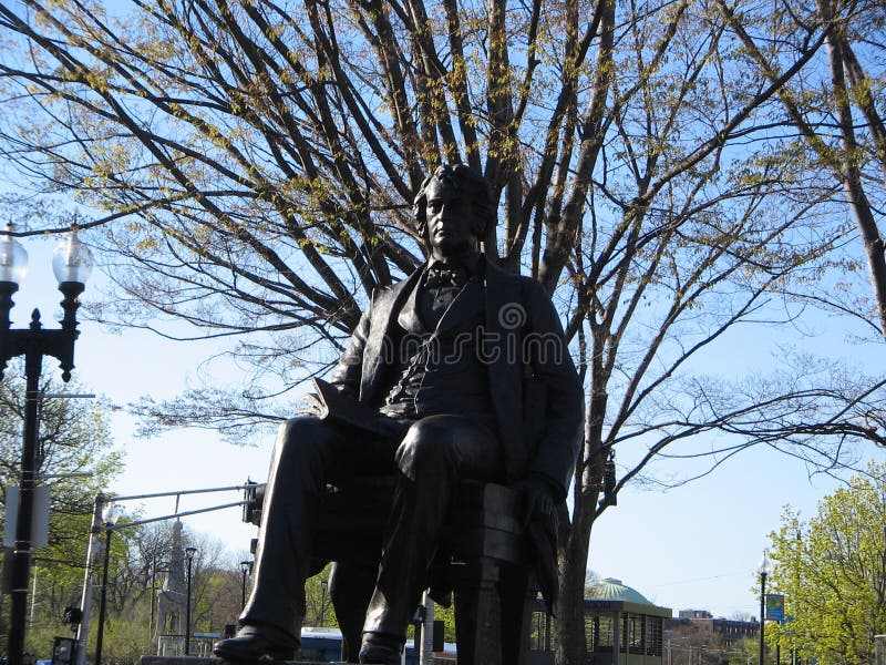 Charles Sumner statua, Harvard kwadrat, Cambridge, Massachusetts, usa zdjęcia royalty free Charles Sumner statua, Harvard kwadrat, Cambridge, Massachusetts, usa zdjęcia royalty free